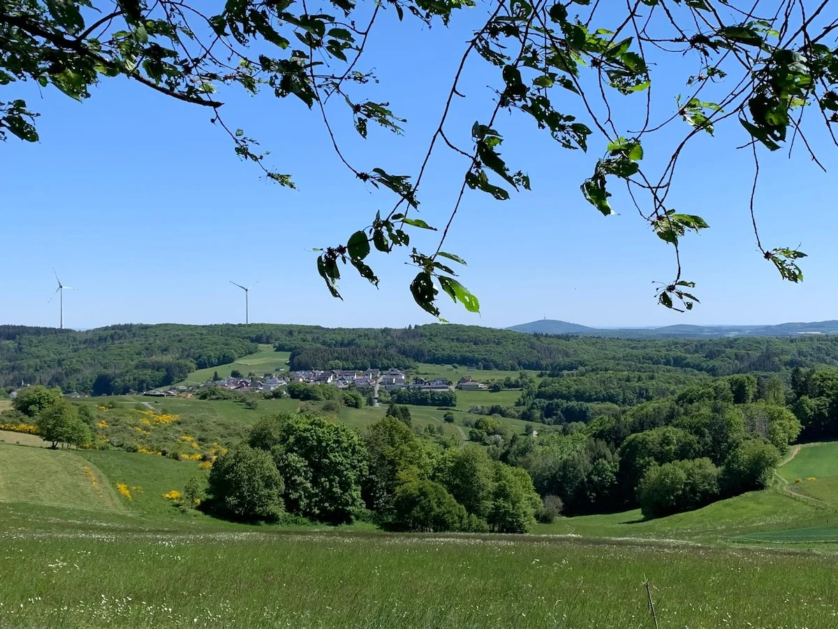 Menschen wandern in den Bergen von Wanderherz gemeinsam wandern