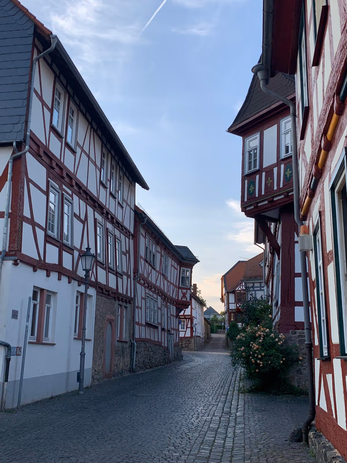 Menschen wandern in den Bergen von Wanderherz gemeinsam wandern