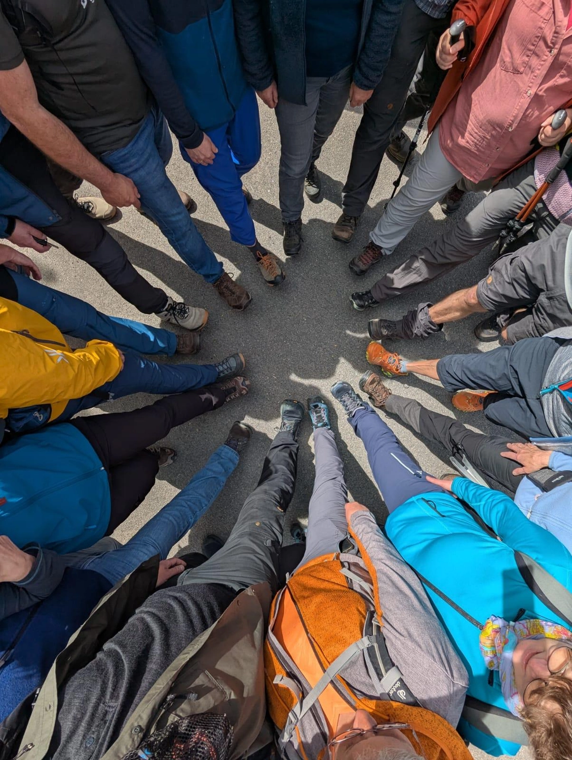 Menschen wandern in den Bergen von Wanderherz gemeinsam wandern