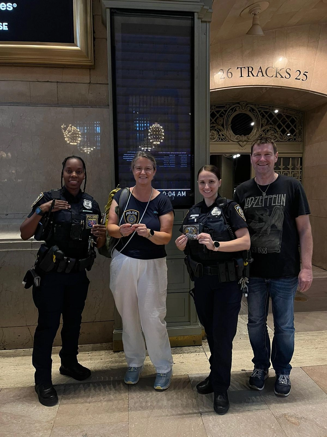 Menschen wandern in den Bergen von Wanderherz gemeinsam wandern