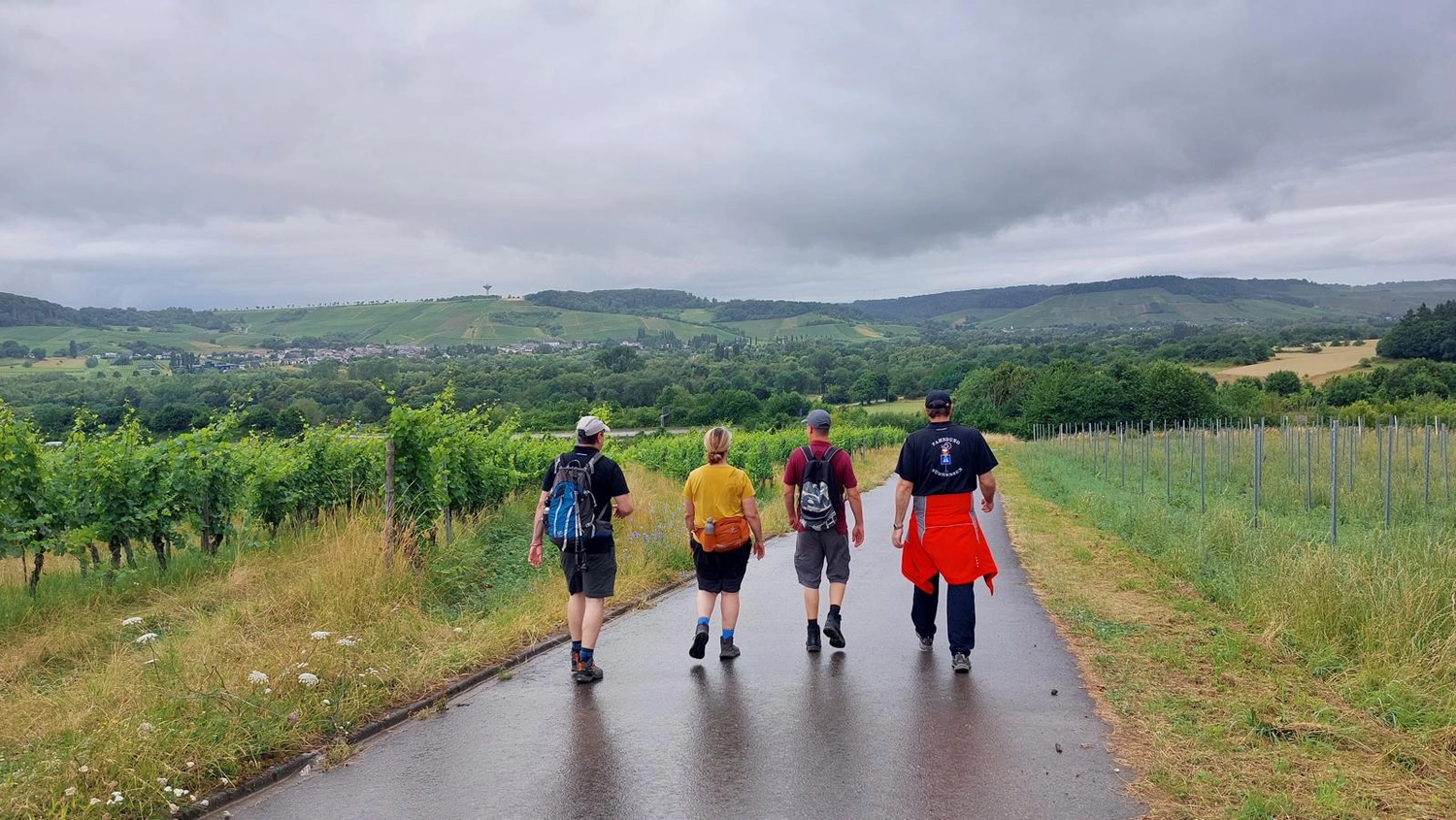 Menschen wandern in den Bergen von Wanderherz gemeinsam wandern