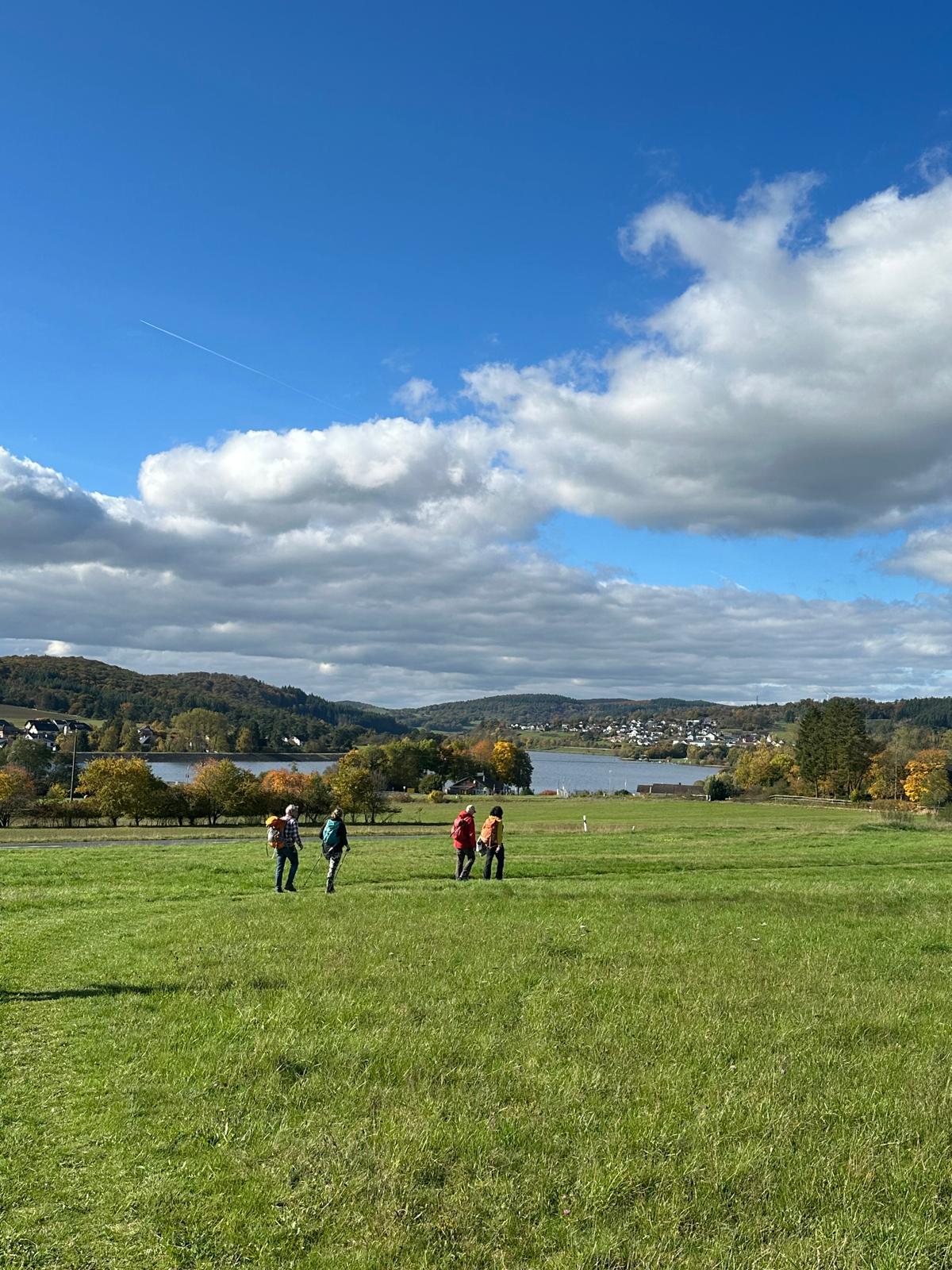 Menschen wandern in den Bergen von Wanderherz gemeinsam wandern