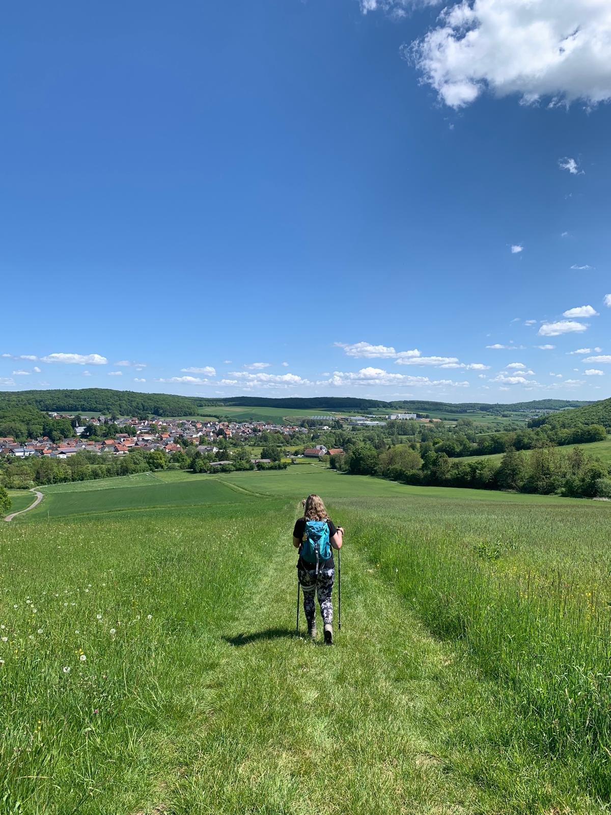Menschen wandern in den Bergen von Wanderherz gemeinsam wandern