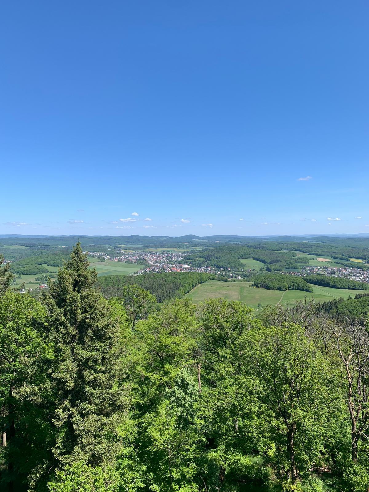 Menschen wandern in den Bergen von Wanderherz gemeinsam wandern