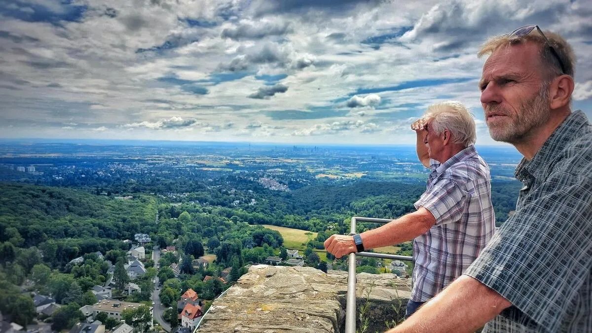 Menschen wandern in den Bergen von Wanderherz gemeinsam wandern