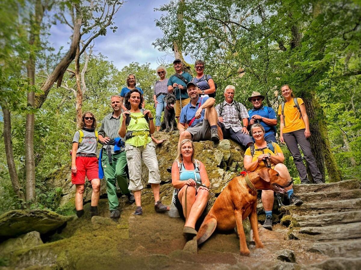 Menschen wandern in den Bergen von Wanderherz gemeinsam wandern
