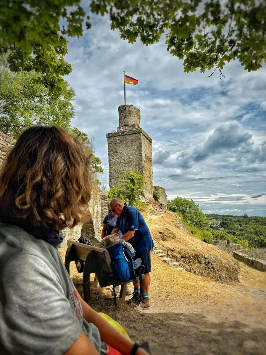 Menschen wandern in den Bergen von Wanderherz gemeinsam wandern