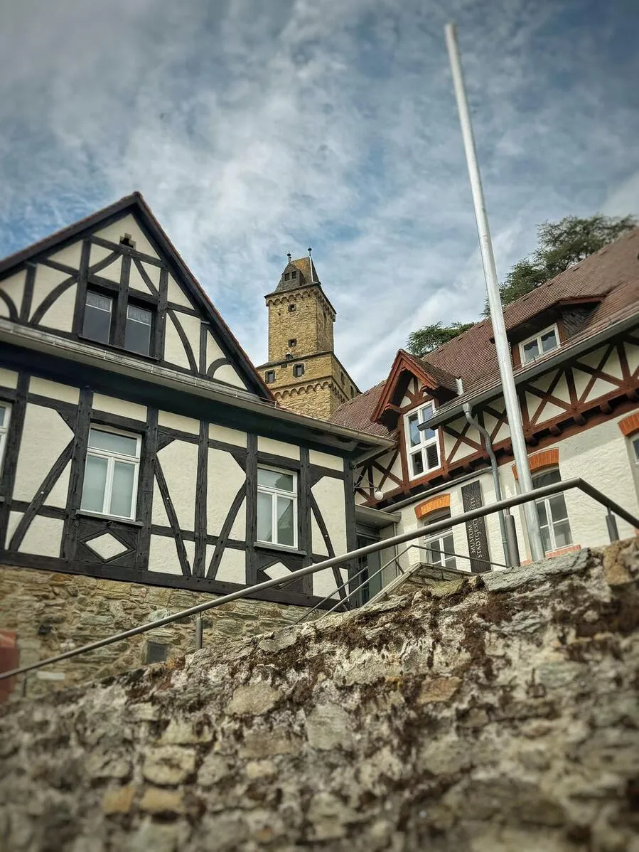 Menschen wandern in den Bergen von Wanderherz gemeinsam wandern