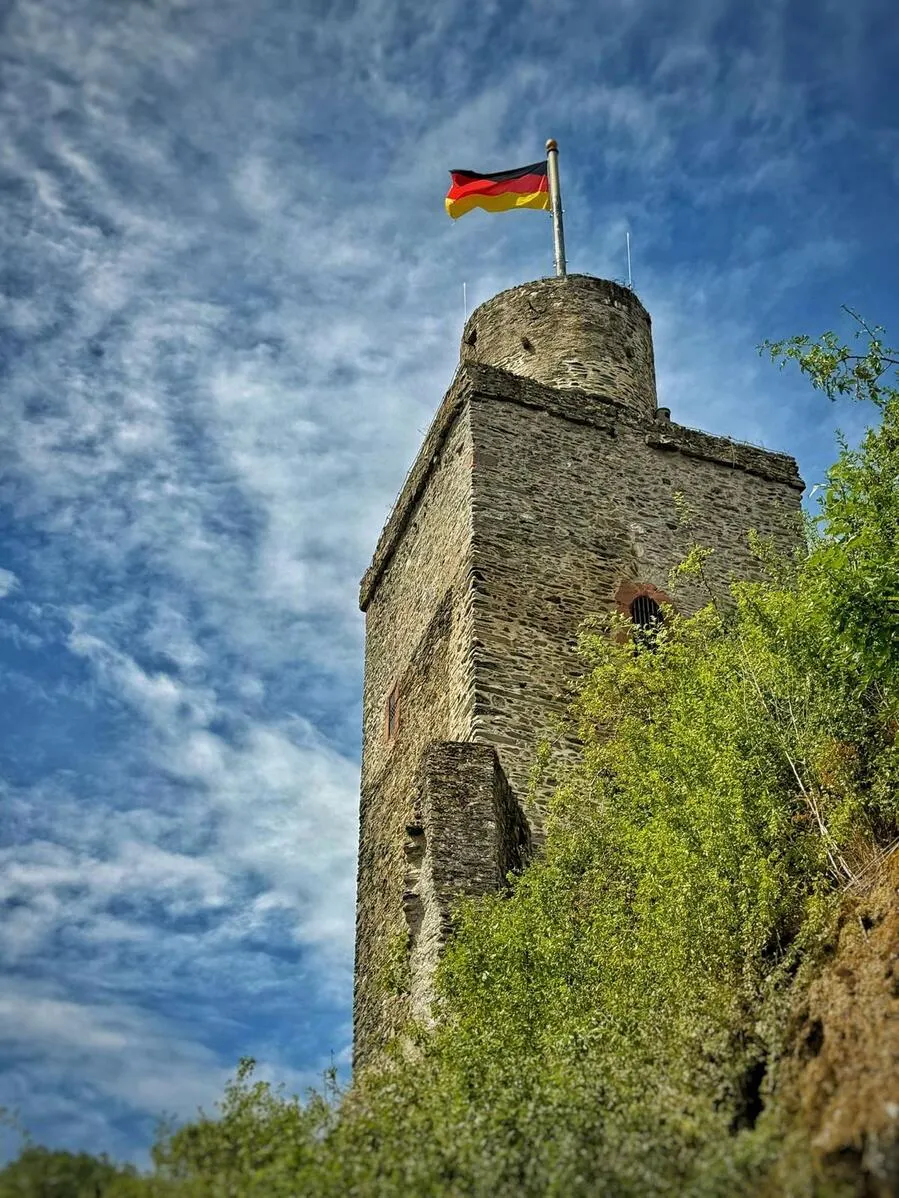 Menschen wandern in den Bergen von Wanderherz gemeinsam wandern