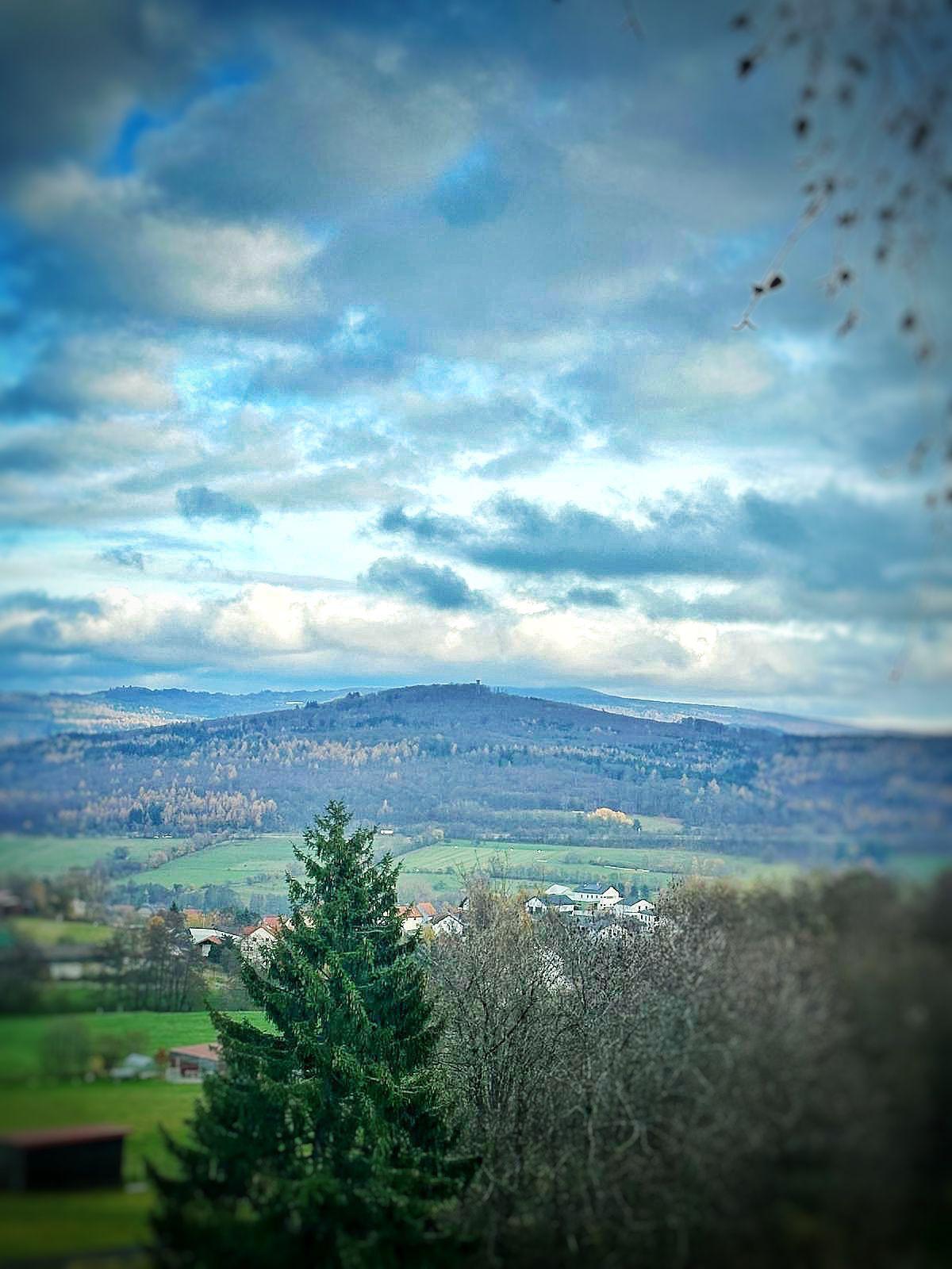 Menschen wandern in den Bergen von Wanderherz gemeinsam wandern