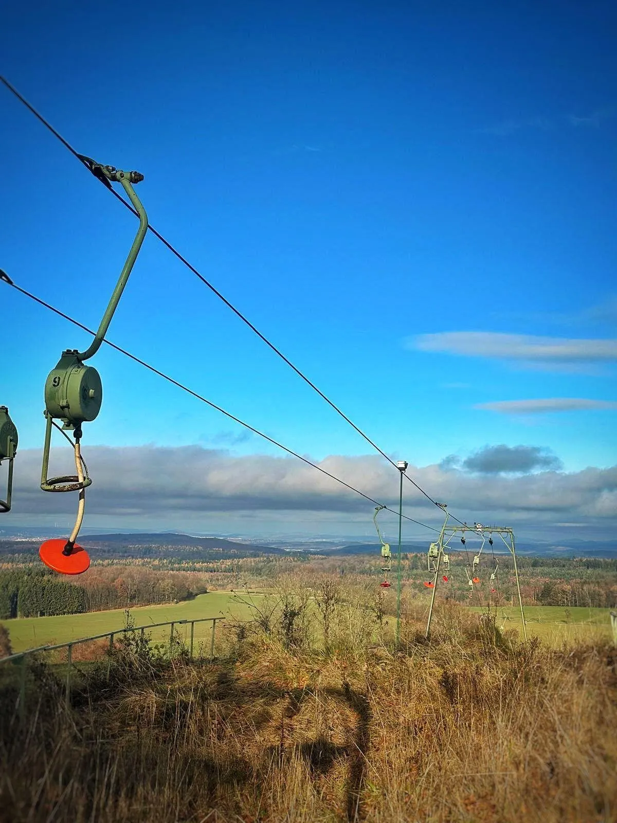 Menschen wandern in den Bergen von Wanderherz gemeinsam wandern