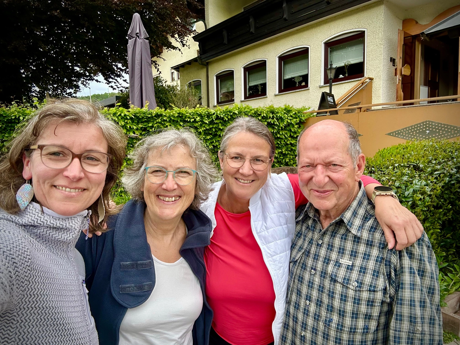 Menschen wandern in den Bergen von Wanderherz gemeinsam wandern