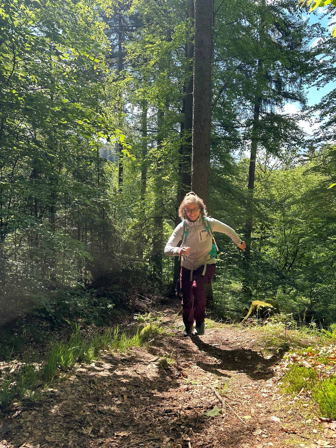 Menschen wandern in den Bergen von Wanderherz gemeinsam wandern