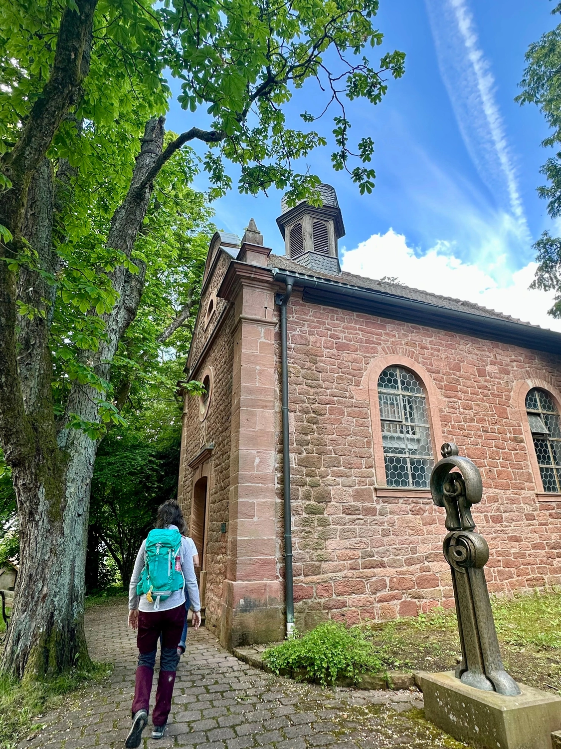 Menschen wandern in den Bergen von Wanderherz gemeinsam wandern