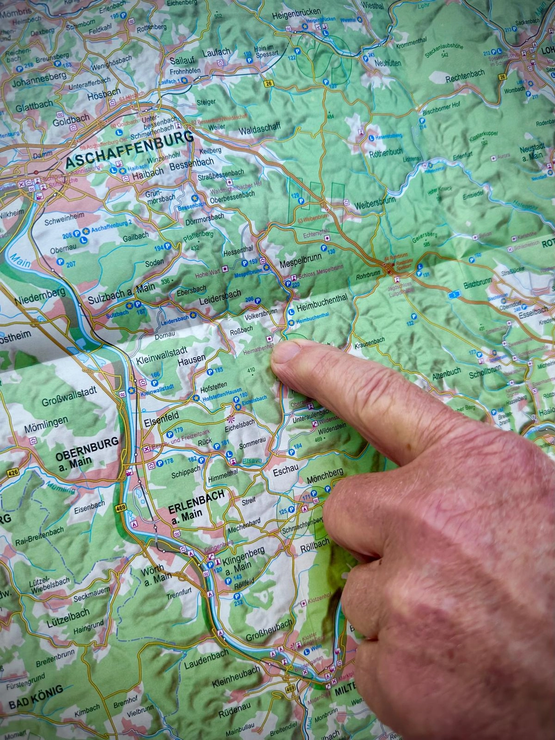 Menschen wandern in den Bergen von Wanderherz gemeinsam wandern